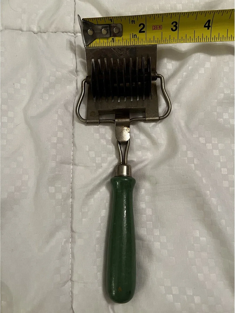 Vintage Fettuccine Pasta Metal Cutter Roller Wheel Green wooden Handle